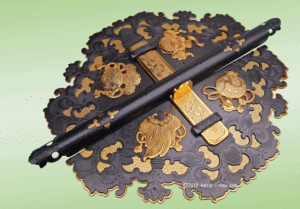 金沢壇200代上戸のかんぬき金具です
かんぬきの飾りには　みの　人魂　巾着袋　打ち出の小槌
錠には椿の図案をあしらってあります